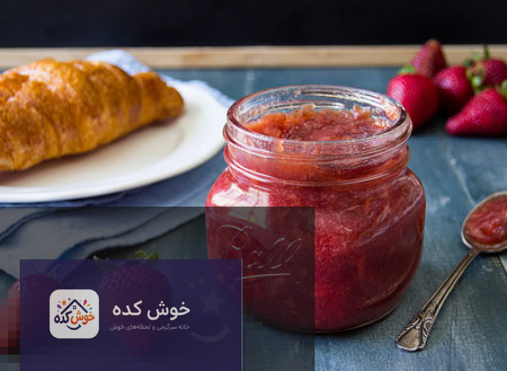 مربای توت فرنگی تازه مربای توت فرنگی با تکههای میوه در ظرف شیشهای، گزینهای عالی برای صبحانه رمضان