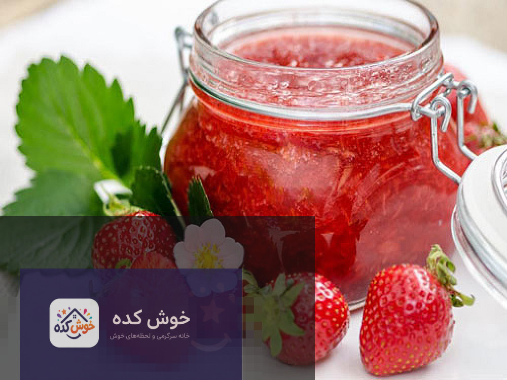 مربای توت فرنگی خانگی در شیشه های کوچک با برچسب های دست نویس، آماده نگهداری