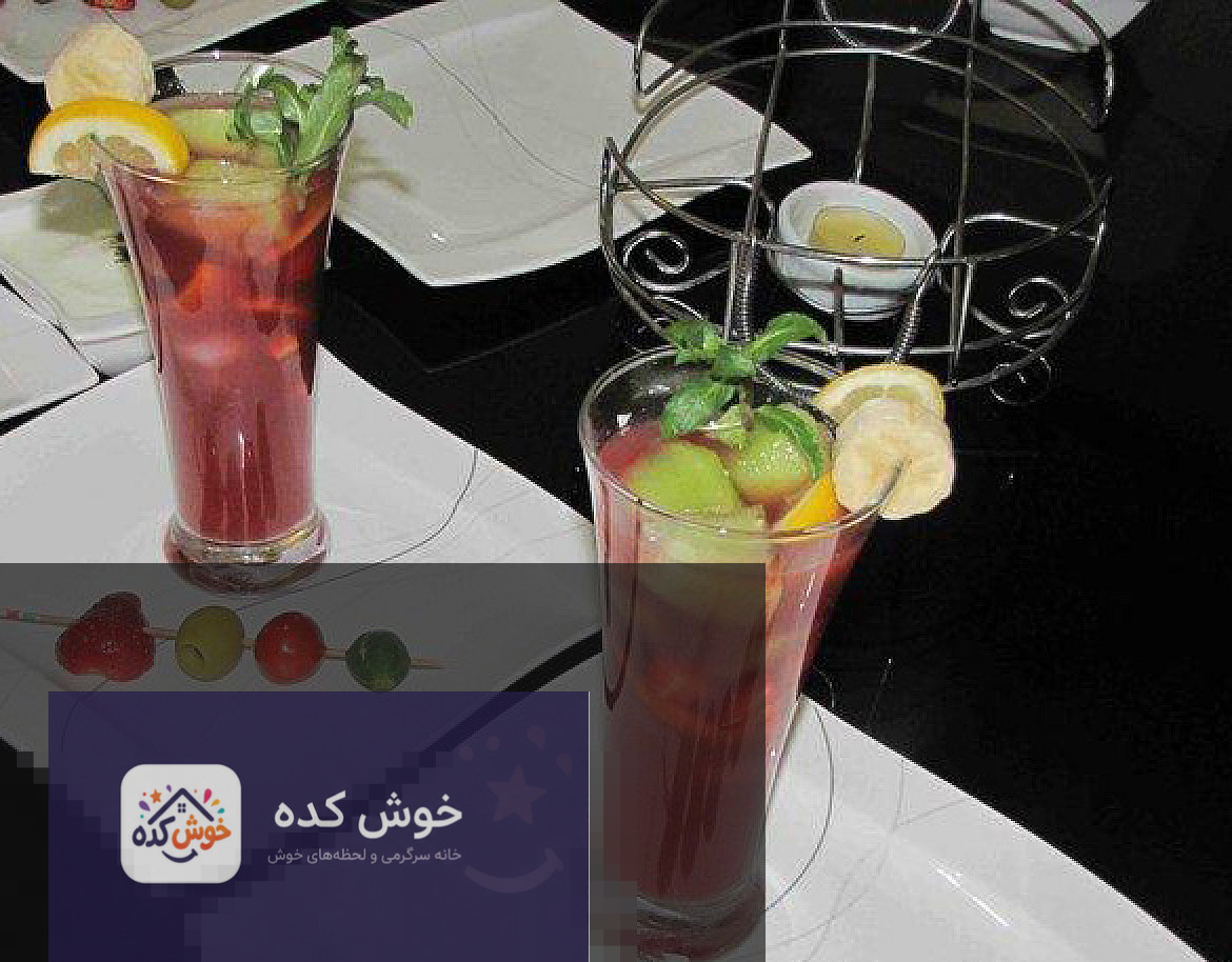 تزیینات خلاقانه آبمیوه لیوان های آبمیوه با تزیینات خلاقانه شامل برش های میوه، چترهای کوچک و نی های رنگی