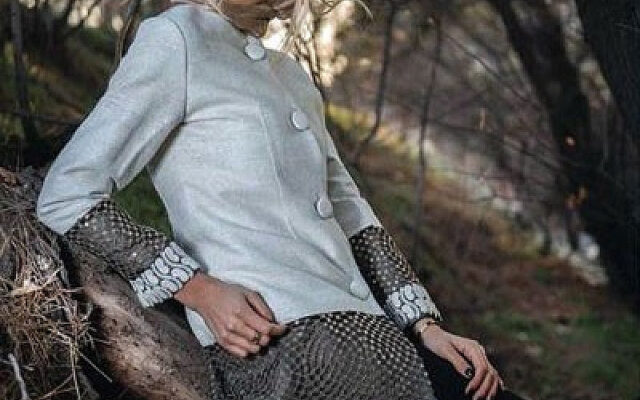 مدل مانتو بهاری مرسده، جلوباز با طرح گل‌های بهاری و آستین‌های پفکی، مناسب برای استایل روزمره و مجلسی