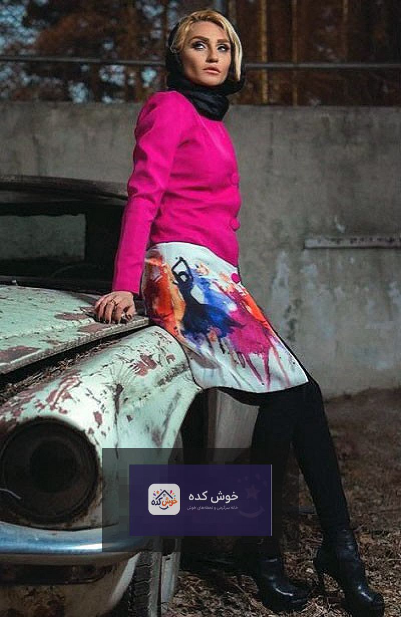 مانتو بهاری مرسده با طرح گلهای آبی و صورتی مانتو بهاری مرسده، جلوباز با طرح گلهای آبی و صورتی، آستینهای بلند و یقه گرد، مناسب برای فصل بهار