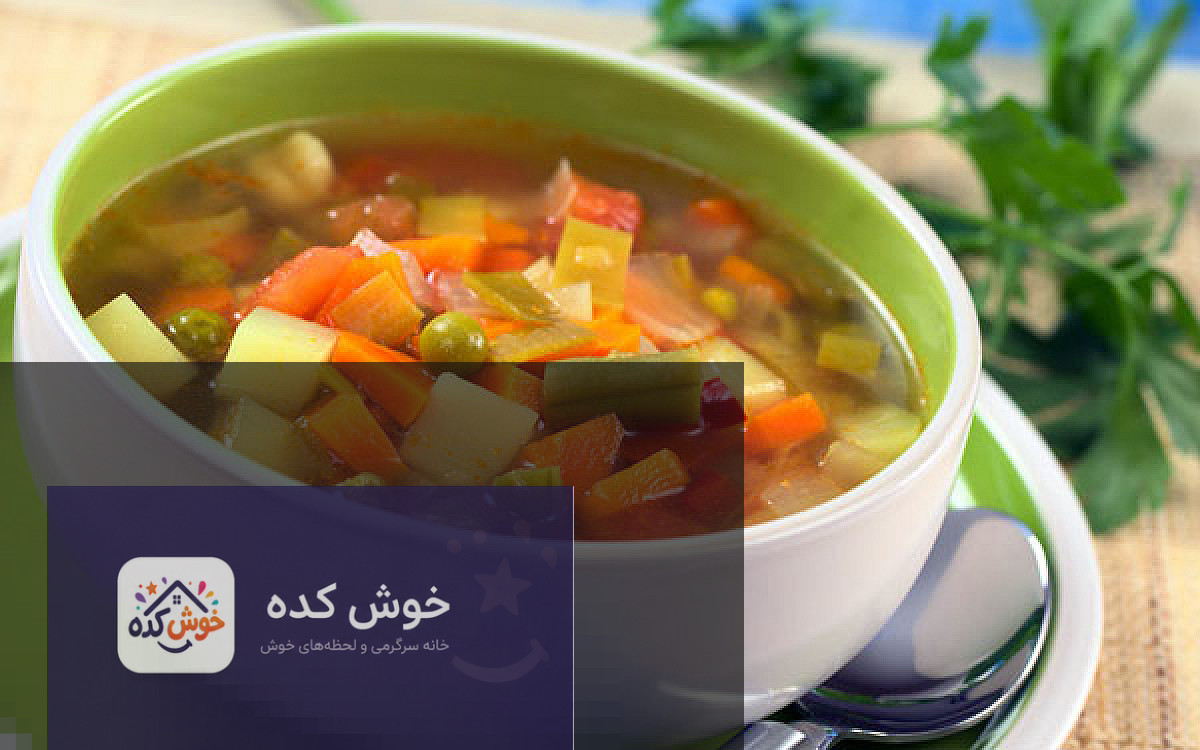 سوپ سبزیجات با خامه و نان تست، تزیین شده با جعفری تازه، نشان دهنده خوشمزه‌تر شدن سوپ و خورش