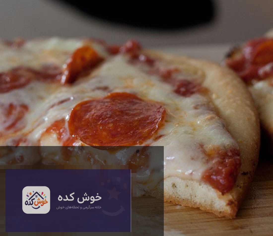 تصویر نزدیک از بافت نرم و لطیف خمیر پیتزا تابه‌ای خانگی، آماده برای پهن کردن و تهیه پیتزا