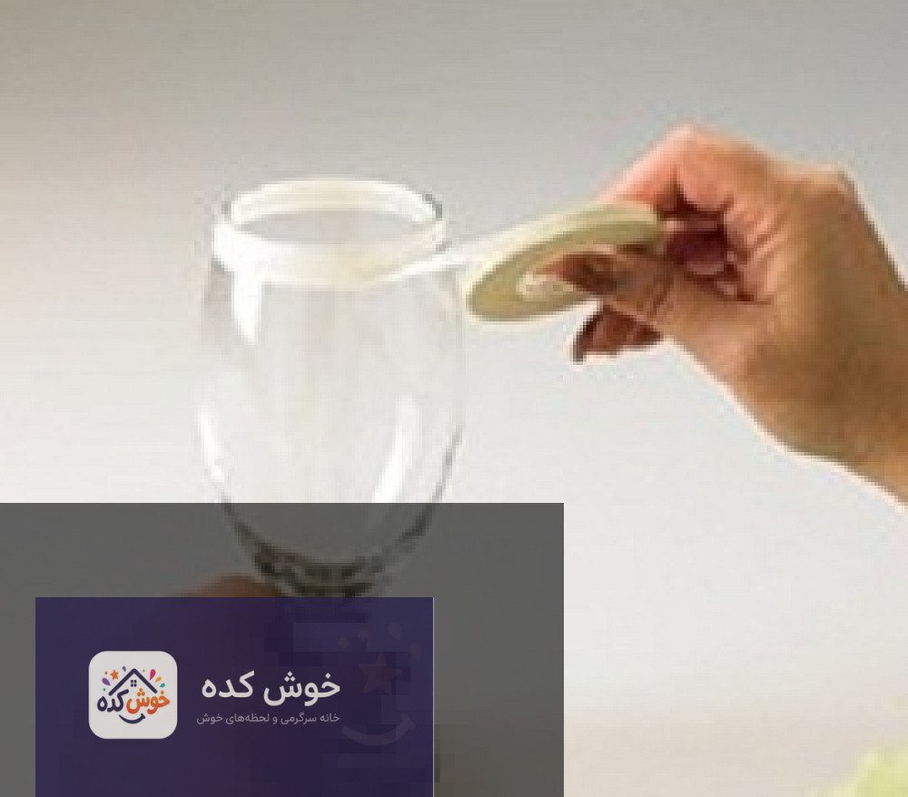 بشقاب شیشهای با طرح پروانه ویترای نقاشی ویترای روی بشقاب شیشهای با طرح پروانه و گلهای ظریف، در حال خشک شدن