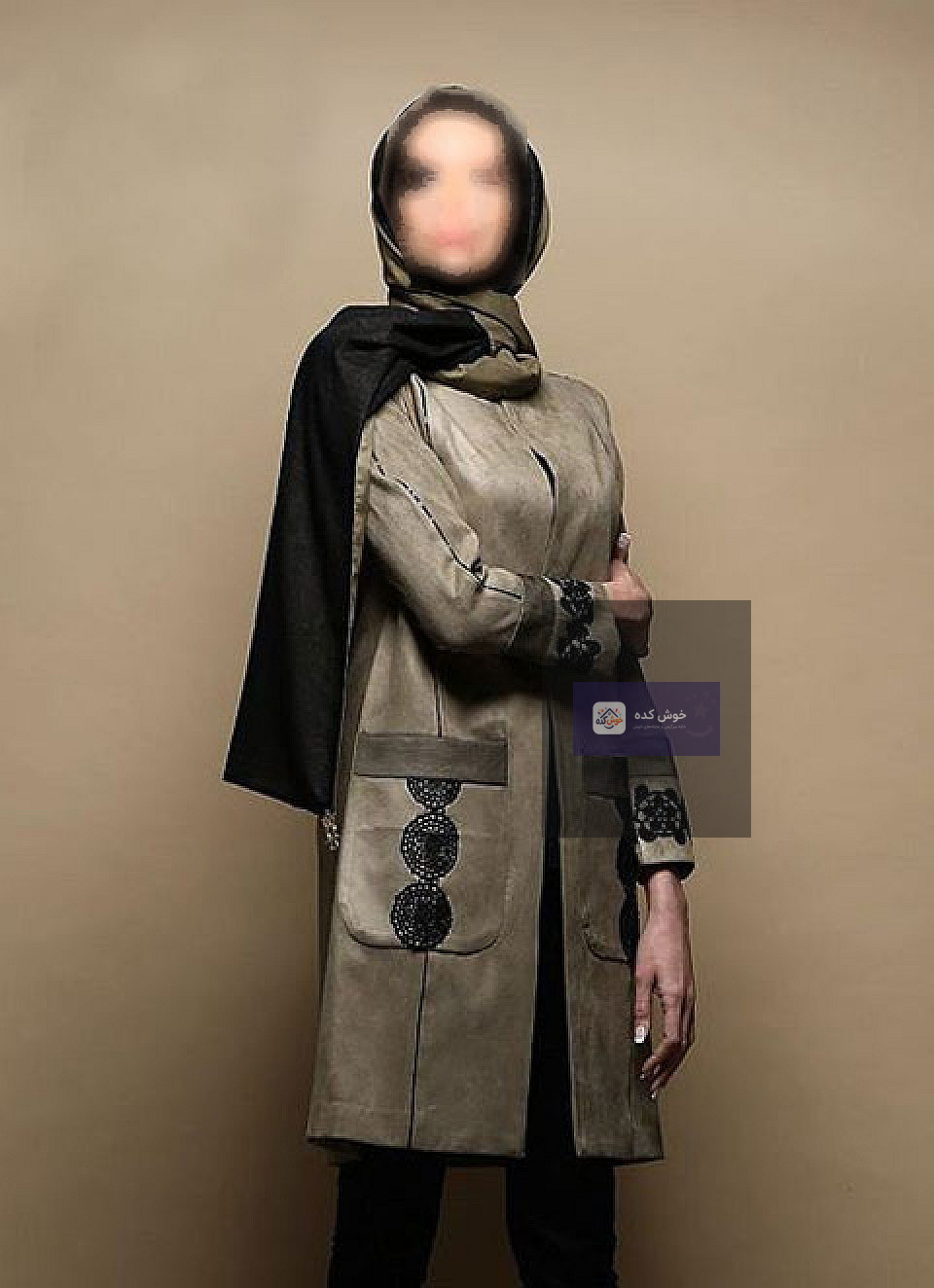 مدل مانتو مجلسی جدید آپامه، مانتو بلند مشکی با جزئیات طلایی و پارچه حریر، مناسب مراسم و مهمانی‌های خاص