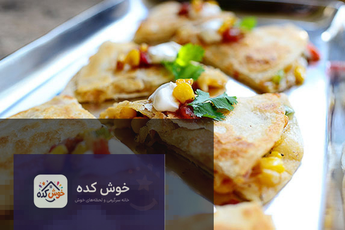 اسنک ذرت خانگی خوشمزه اسنک ذرت خانگی با نان تست برشته، ذرت شیرین، پنیر آب شده و سس مخصوص در بشقاب سفید