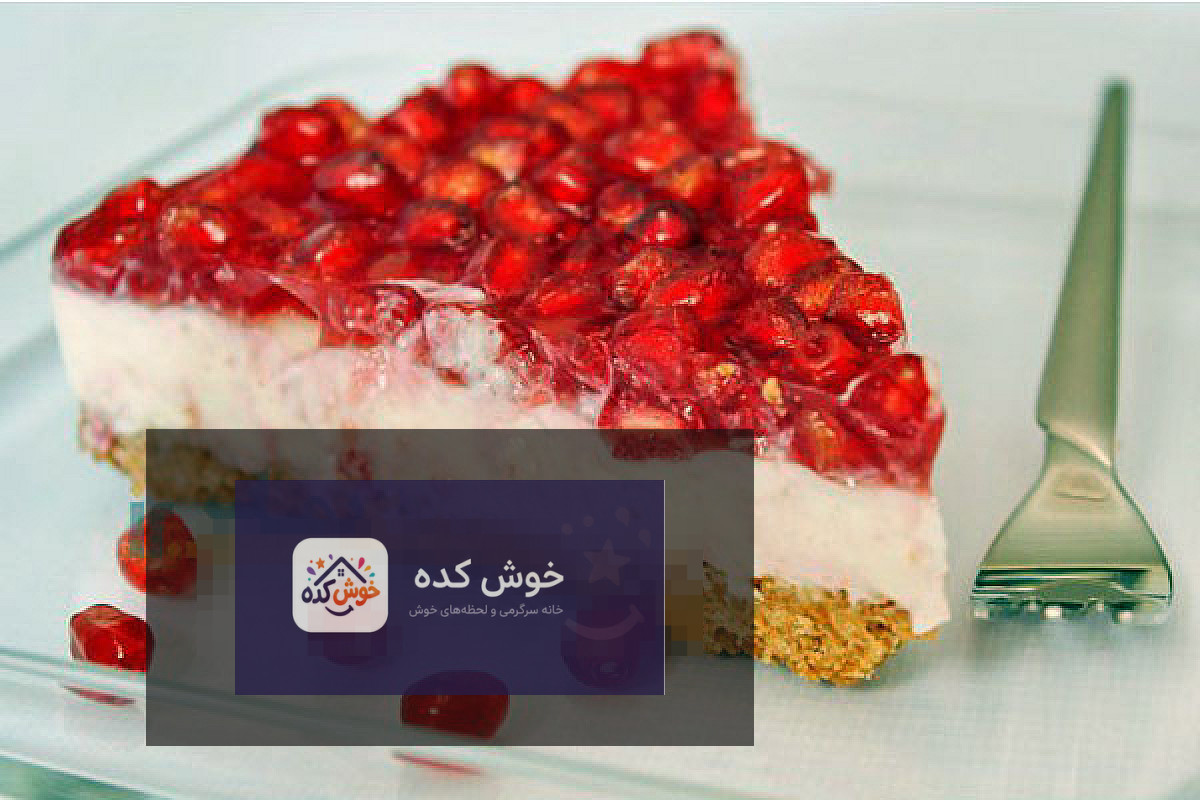 چیز کیک انار یخچالی با تزیین دانه های انار و برگ نعنا، مناسب برای دسر شب یلدا