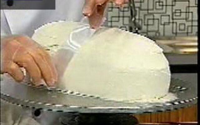 کیک هندوانه ای با تزیین خامه سبز و قرمز و دانه های شکلاتی، مناسب شب یلدا