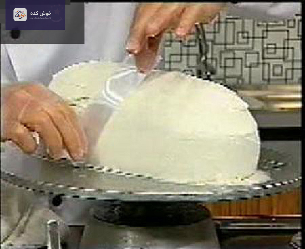کیک هندوانه ای شب یلدا کیک هندوانه ای با تزیین خامه سبز و قرمز و دانه های شکلاتی، مناسب شب یلدا