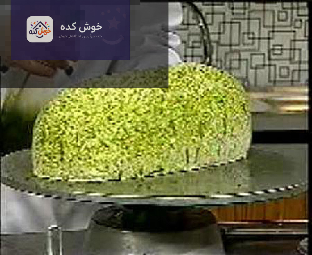 برش های کیک هندوانه ای برش های کیک هندوانه ای با لایه های کیک و خامه، آماده سرو برای مهمانی یلدا