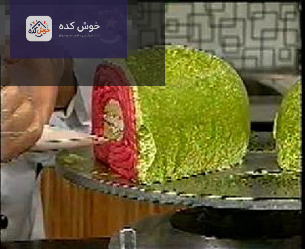 آماده سازی کیک هندوانه ای کیک هندوانه ای تزیین شده با خامه سبز و قرمز و دانه های شکلاتی، در حال آماده سازی