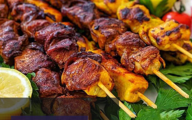 جوجه کباب ماستی زعفرانی آماده شده برای سیزده بدر، با تکه‌های مرغ مزه‌دار شده و سیخ کشیده شده، آماده برای پخت