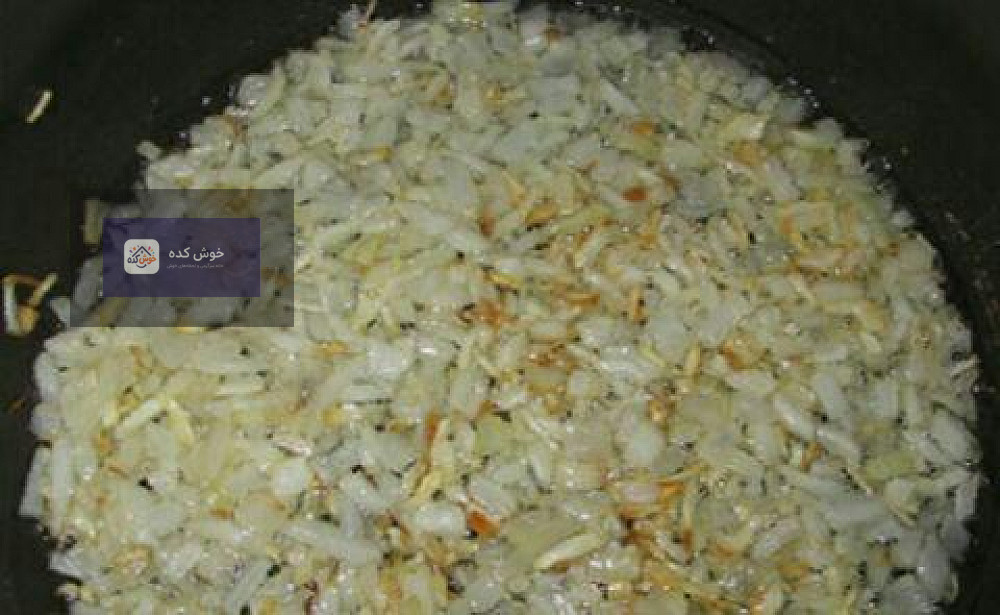 مراحل پخت خورشت بادمجان مجلسی، در حال تفت دادن بادمجان ها در تابه