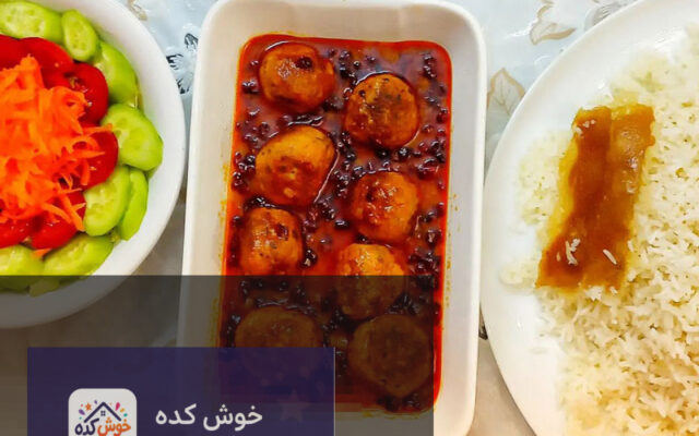 کوفته قلقلی مرغ سرخ شده در تابه، آماده سرو با سس گوجه فرنگی
