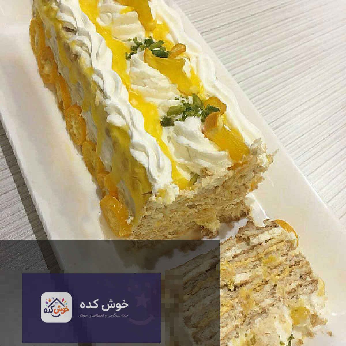 کیک یخچالی پرتقالی با لایه‌های بیسکویت و کرم پرتقالی، تزیین شده با برش‌های پرتقال و برگ نعناع