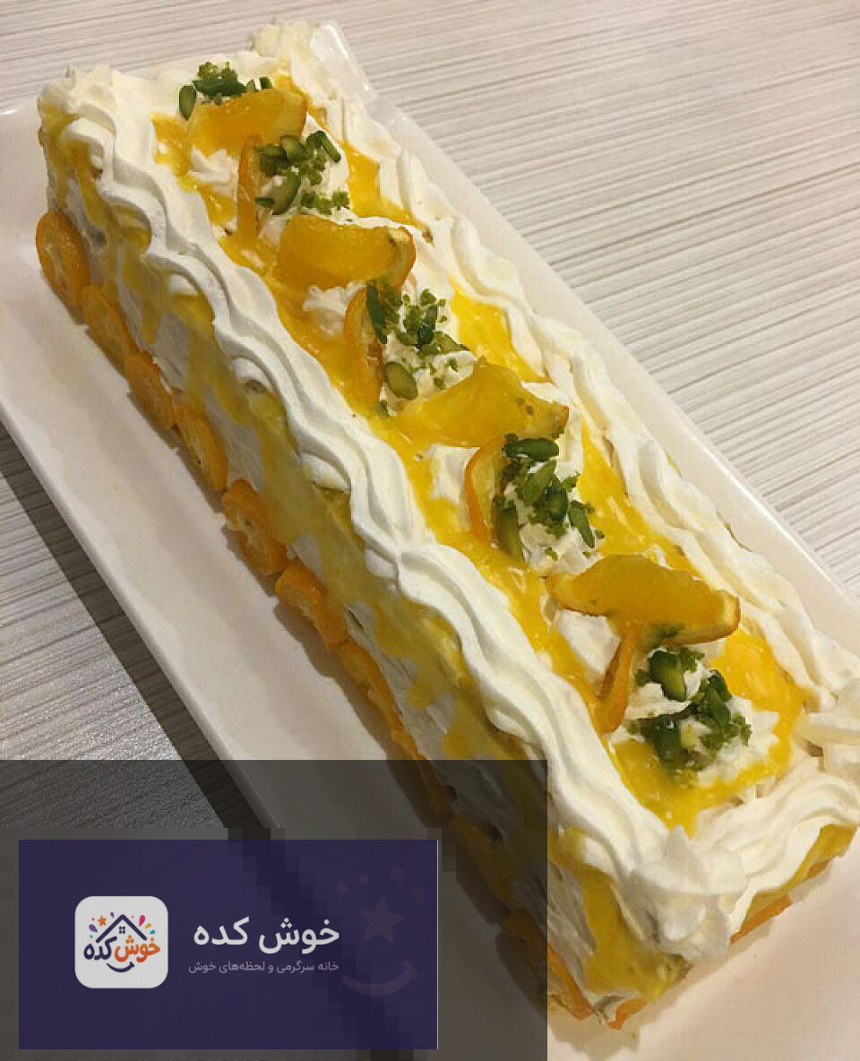 برش‌های کیک یخچالی پرتقالی با بافت نرم و لایه‌های مشخص، آماده سرو در ظرف سفید