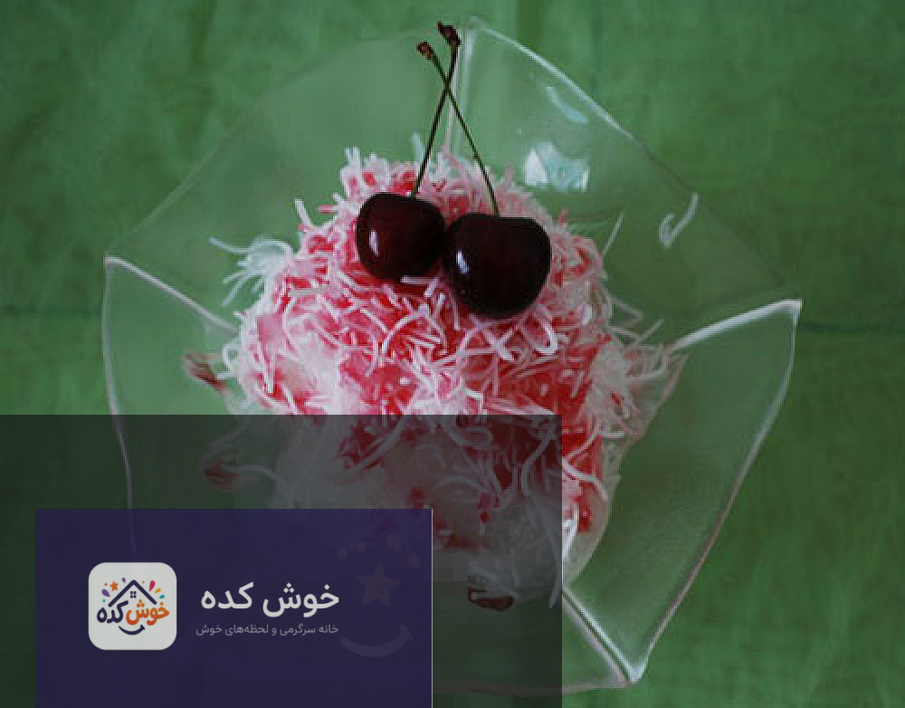 نمایی نزدیک از رشته های فالوده شیرازی سفید و شفاف در حال آماده سازی، مناسب برای دسر خنک تابستانی