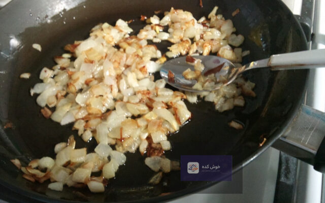 رولت گوشت چرخ‌کرده با خمیر یوفکا، برش‌خورده و آماده سرو، با تزیین جعفری تازه و سس
