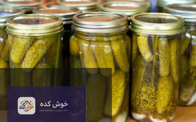 خیارشور خانگی فوری در ظرف شیشه ای با سبزیجات معطر و سیر، آماده برای مصرف