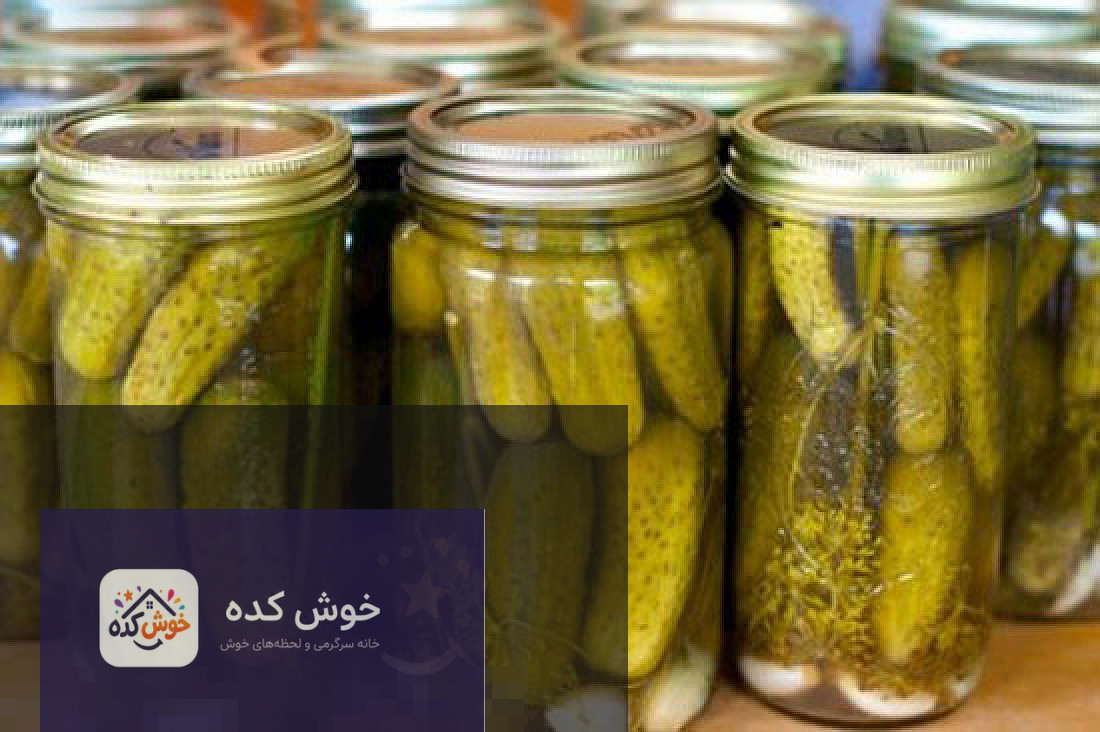 خیارشور فوری خانگی خوش طعم خیارشور خانگی فوری در ظرف شیشه ای با سبزیجات معطر و سیر، آماده برای مصرف