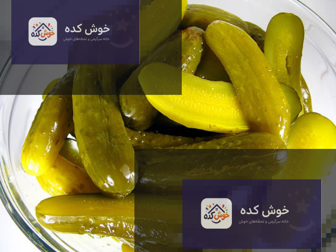مجموعه خیارشورهای خانگی خوش کده خیارشورهای آماده شده در شیشه های مختلف، برخی با درب بسته و برخی باز، آماده سرو
