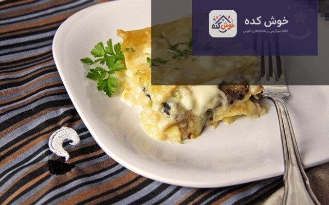 سس بشامل سفید و غلیظ برای لازانیا در حال آماده شدن در تابه، با قاشق چوبی هم زده می شود.