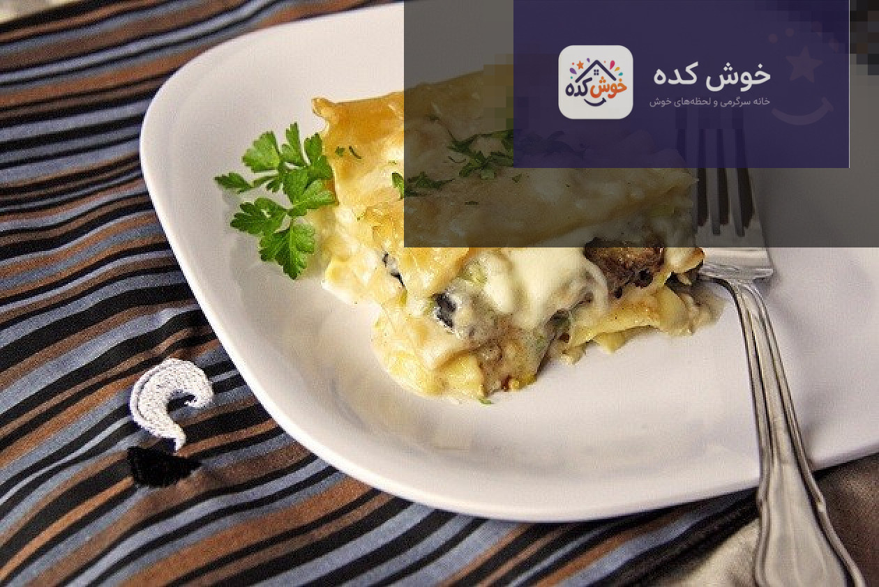تهیه سس بشامل لازانیا سس بشامل سفید و غلیظ برای لازانیا در حال آماده شدن در تابه، با قاشق چوبی هم زده می شود.