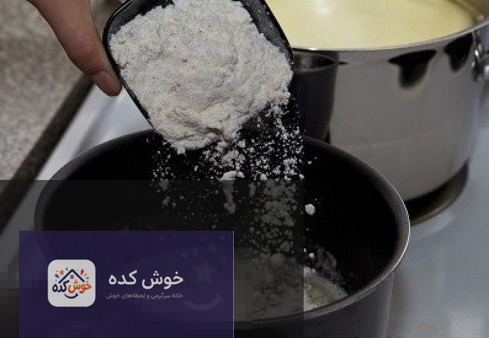 سس گوشت لازانیا سس گوشت قرمز و خوشمزه لازانیا با گوجه فرنگی، گوشت چرخ کرده و سبزیجات معطر در حال پخت.