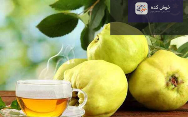 دمنوش به در فنجان شیشه‌ای با قاشق چوبی و برگ‌های به خشک شده، نشان‌دهنده آرامش و سلامتی