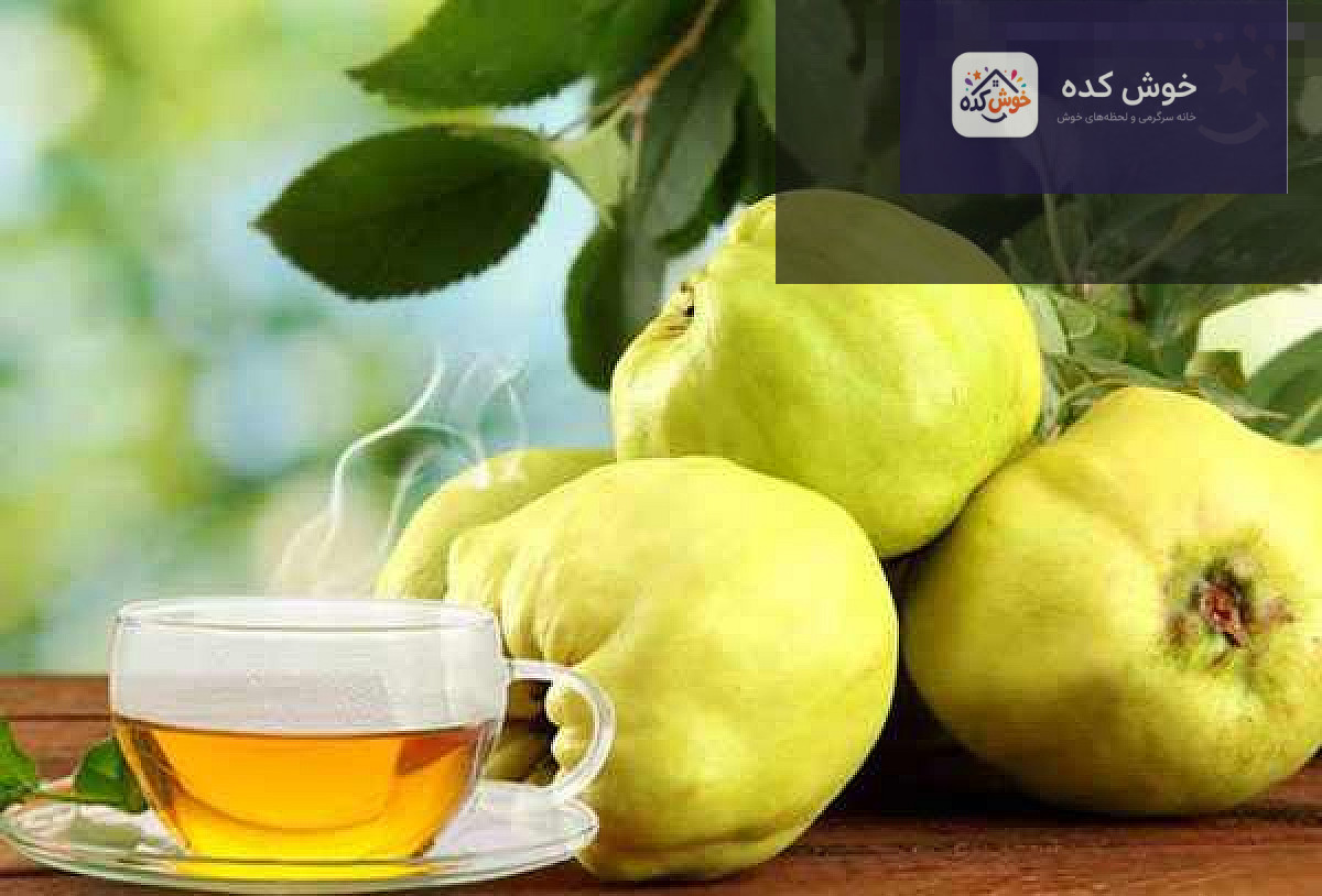 دمنوش به در فنجان شیشه‌ای با قاشق چوبی و برگ‌های به خشک شده، نشان‌دهنده آرامش و سلامتی