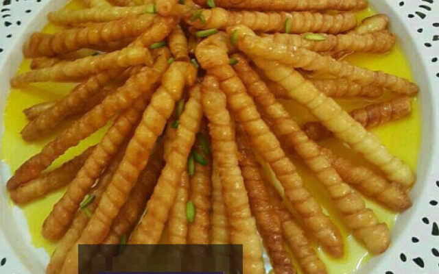 خاگینه سیگارتی سنتی در حال آماده‌سازی، با خمیر رول شده و مواد میانی آماده برای سرخ شدن