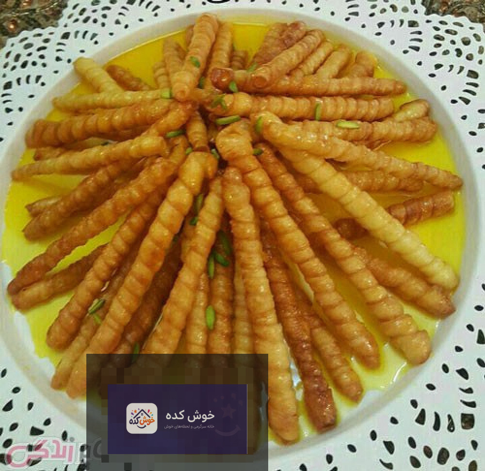 خاگینه سیگارتی: آمادهسازی خمیر و مواد میانی خاگینه سیگارتی سنتی در حال آمادهسازی، با خمیر رول شده و مواد میانی آماده برای سرخ شدن