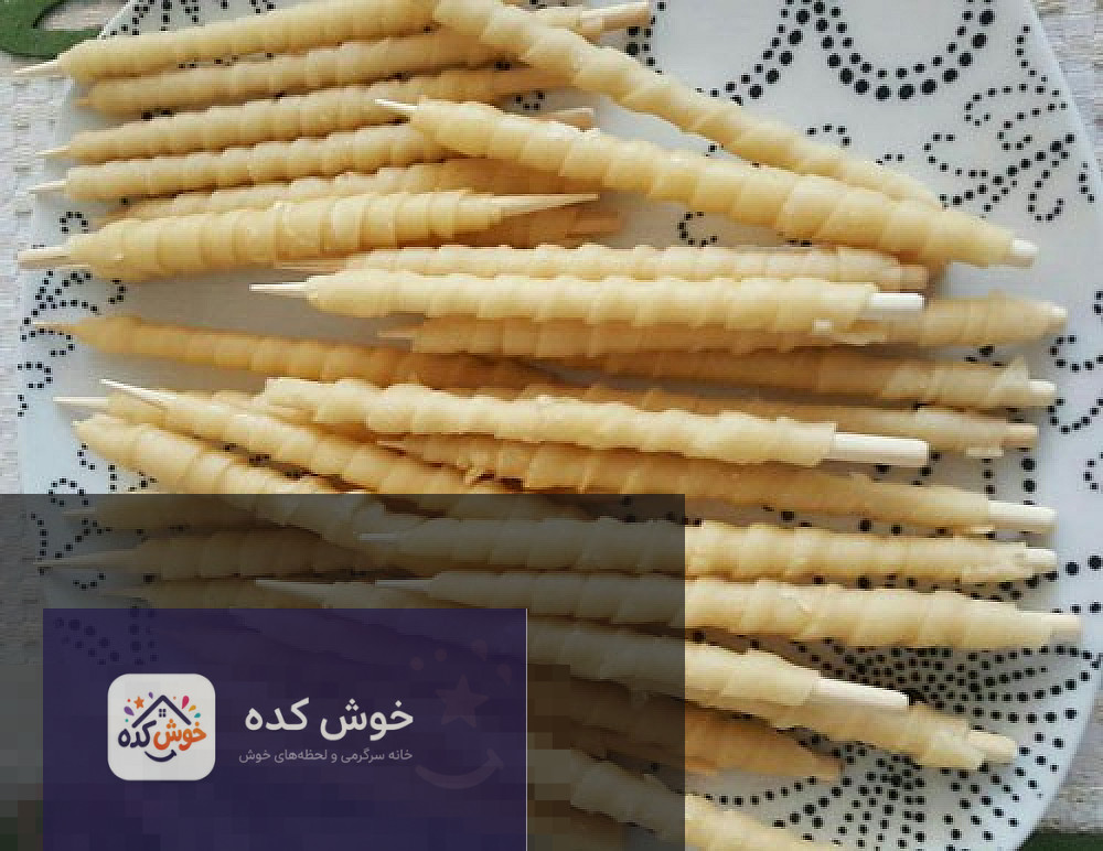 خاگینه سیگارتی سرخ شده و آماده سرو خاگینههای سیگارتی سرخ شده و طلایی، چیده شده در ظرف و آماده برای سرو به عنوان دسر افطار