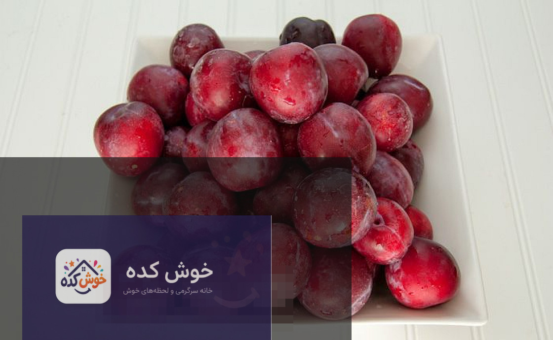 لواشک آلو قرمز خانگی پهن شده روی سینی برای خشک شدن زیر نور آفتاب