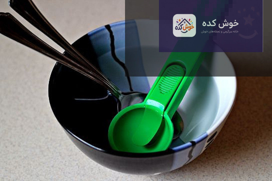 نمای نزدیک از بستنی سوخاری با رویه ترد و طلایی، در حال برش خوردن برای نمایش مغز سرد و یخی