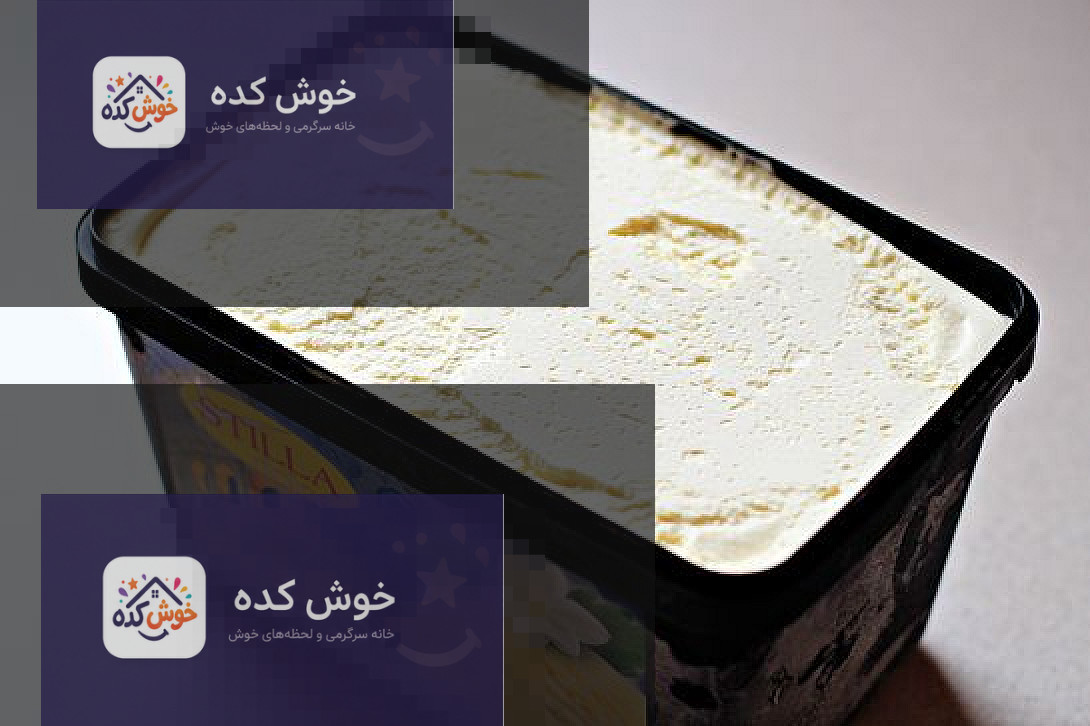 بستنی سوخاری آماده شده در ظرف شیک، با تزیینات سس کارامل و پودر پسته، مناسب برای دسر