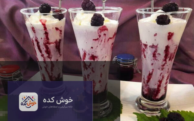 لیوان میلک شیک شاه‌توت با تزیین شاه‌توت تازه و برگ نعناع، نوشیدنی خنک تابستانی