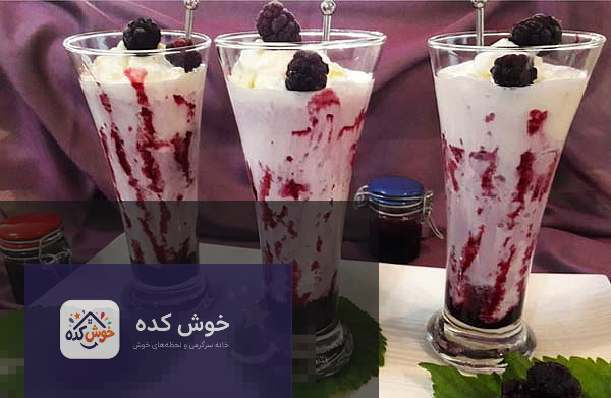 میلک شیک شاهتوت خنک و خوشمزه لیوان میلک شیک شاهتوت با تزیین شاهتوت تازه و برگ نعناع، نوشیدنی خنک تابستانی
