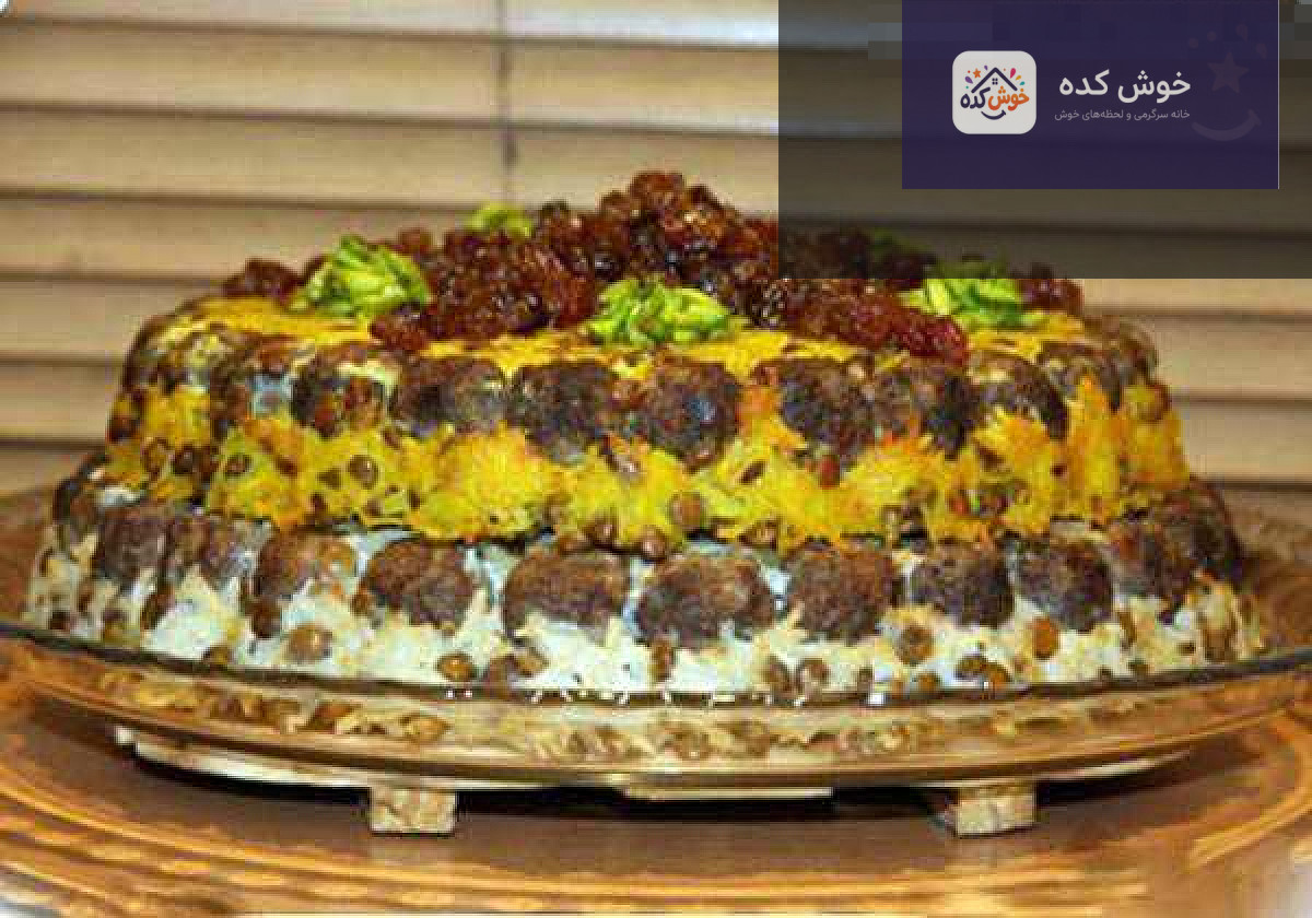 عدس پلو مجلسی قالبی با تزیین کشمش و خرما، غذای سنتی ایرانی