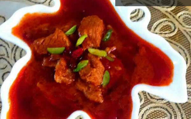 خورش قیمه نثار قزوینی مجلسی با خلال بادام و پسته، زرشک و برنج زعفرانی