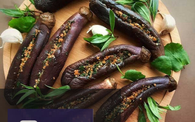 ترشی بادمجان شکم پر با سبزیجات معطر و سیر، آماده برای سرو در ظرف شیشه ای