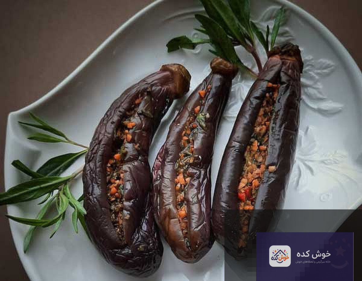 مراحل پر کردن بادمجان ها با مواد ترشی شامل سبزیجات و ادویه جات