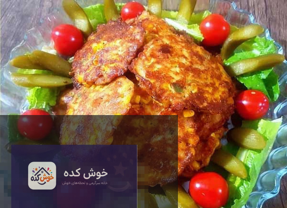 مواد اولیه کوکو ذرت شامل ذرت، تخم مرغ، آرد و سبزیجات معطر روی تخته آشپزخانه