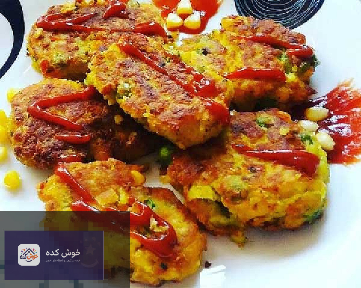 کوکو ذرت در حال پخت در تابه با روغن داغ، طلایی و خوشرنگ