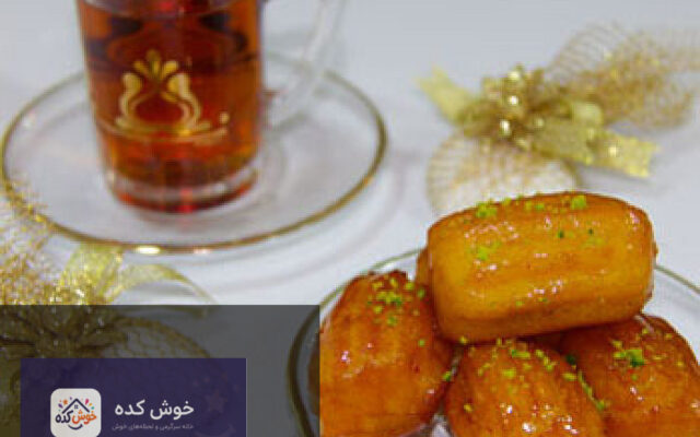 بامیه های خانگی طلایی و ترد در ظرف سرو، آماده برای چشیدن