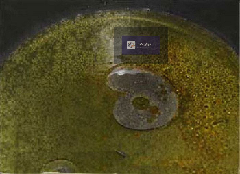 بامیه های در حال سرخ شدن در روغن داغ برای رسیدن به رنگ طلایی و بافت ترد