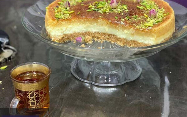 چیز کیک بسبوسه با لایه رویی طلایی و بافت نرم، آماده سرو در ظرف شیشه‌ای