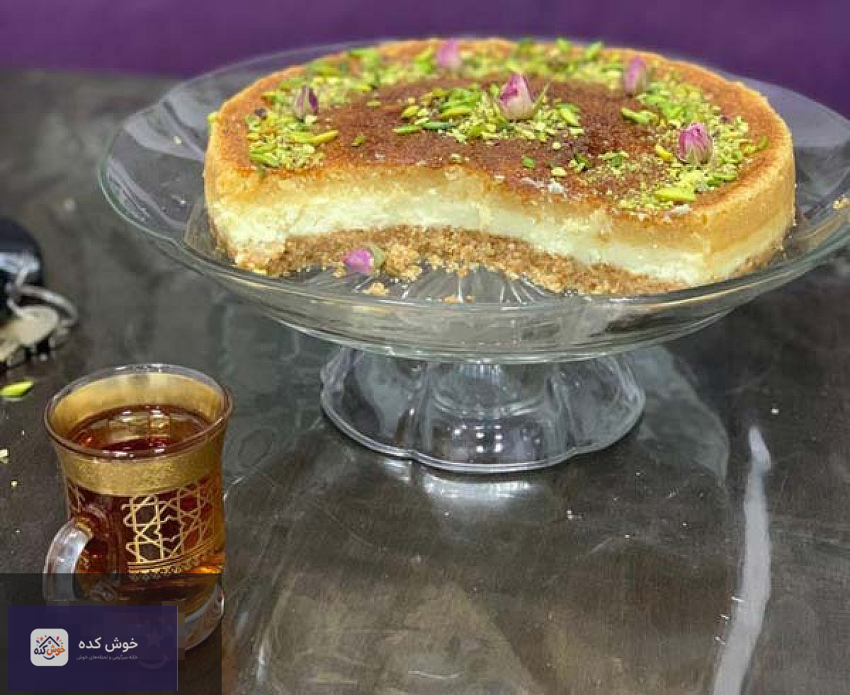 چیز کیک بسبوسه با لایه رویی طلایی و بافت نرم، آماده سرو در ظرف شیشه‌ای