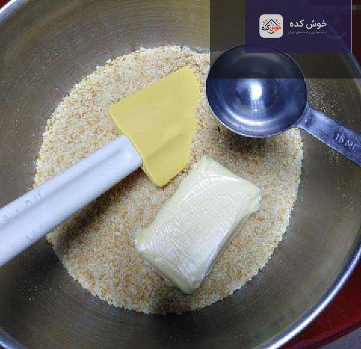 برش‌های چیز کیک بسبوسه با تزئین پودر پسته و گل محمدی، آماده برای پذیرایی