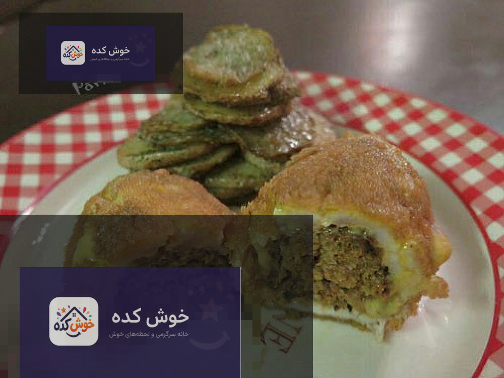 رول مرغ شکم پر مجلسی با تزیین سبزیجات و سس، آماده سرو در مهمانی